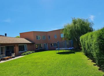 Casa · 220m² · 5 Ambientes · 2 Cocheras · Casa en Venta de Siete Ambientes con Pileta en El Canton Islas Escobar