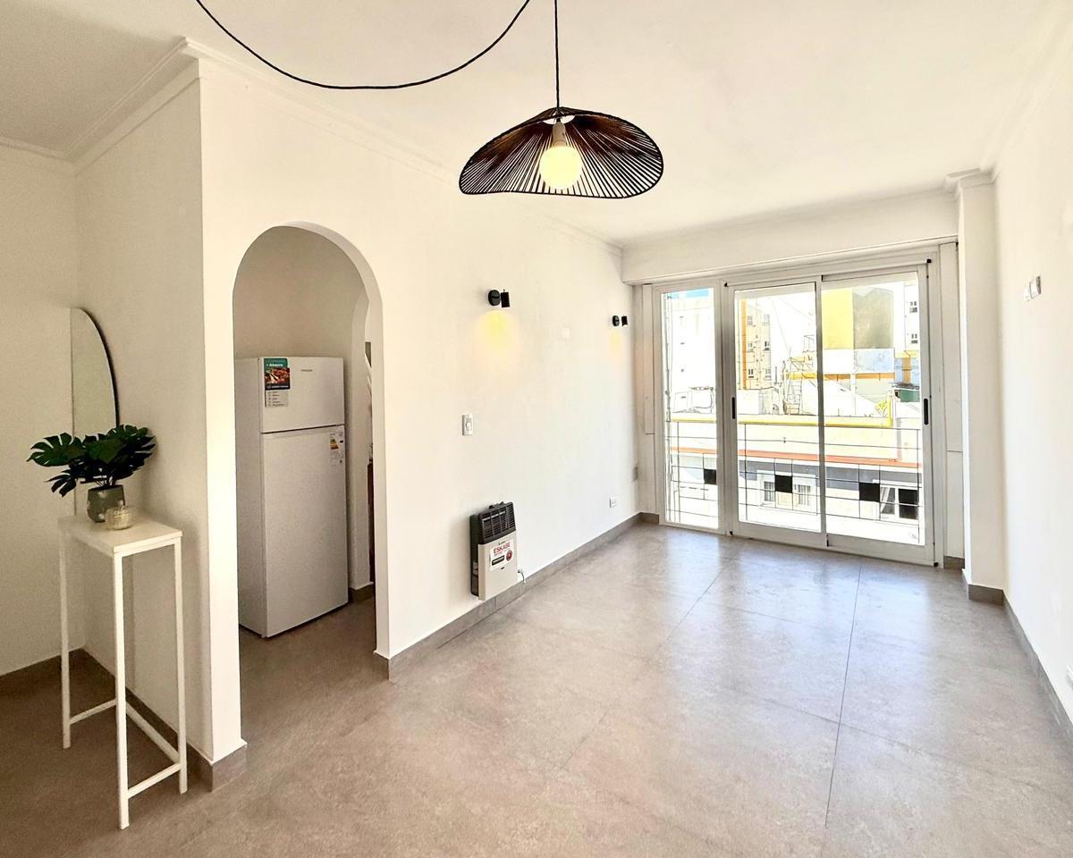 Venta departamento 2 ambientes al frente con balcón francés
