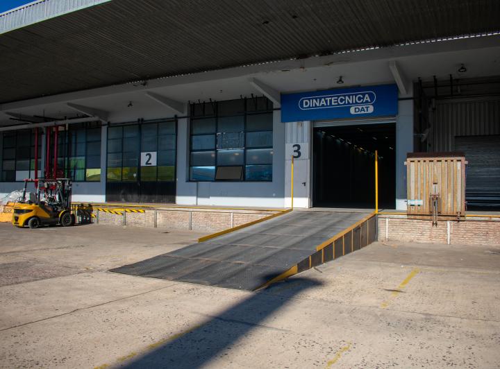 Depósito · 1380m² · 1 Ambiente · 4 Cocheras