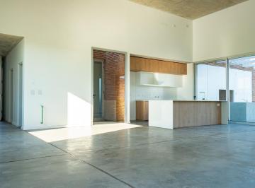 Casa · 191m² · 5 Ambientes · 2 Cocheras · Casa de Diseño de 3 Dorm. con Jardin, Pileta y Cocheras en La Finca Funes