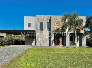 Casa · 332m² · 5 Ambientes · 2 Cocheras · Casa en Venta Prados del Oeste