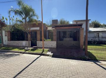 Casa · 215m² · 7 Ambientes · 1 Cochera · Casa en Venta con Pileta y Salida a Dos Calles
