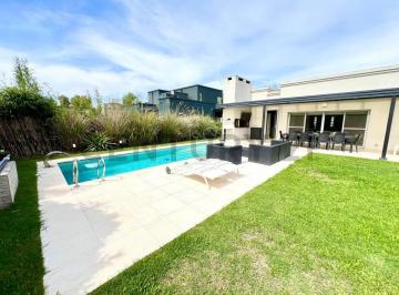 Casa · 129m² · 4 Ambientes · 4 Cocheras · Venta Casa La Cesarina 4 Ambientes Pileta Apto Credito