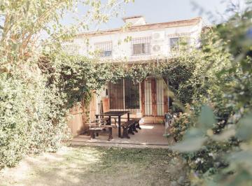 Casa · 118m² · 5 Ambientes · 1 Cochera · Muy Linda Casa de 2 Plantas con Jardincito y Galeria con Parrilla!