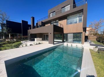 Casa · 829m² · 8 Ambientes · 2 Cocheras · Casa en El Yacht