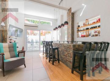 Casa · 142m² · 4 Ambientes · Casa de 3 Dorm. con Pileta y Parrilla. Excelente Ubicación: Entre Libertador y El Río!