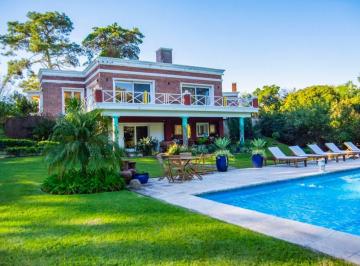 Casa · 451m² · 8 Ambientes · Casa en Venta de 8 Ambientes en Barrio Golf