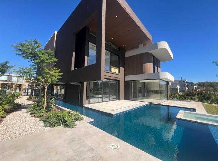 Casa · 550m² · 4 Dormitorios · 2 Cocheras