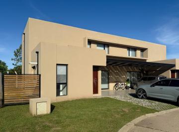 Casa · 105m² · 4 Ambientes · 2 Cocheras · Casa a Estrenar en Condominio Don Mateo con Patio y Cochera Doble (Funes)