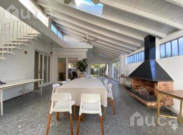 Edificio · 414m² · 7 Ambientes · 1 Cochera · Casa en Alquiler de 7 Ambientes en El Centro de Acassuso