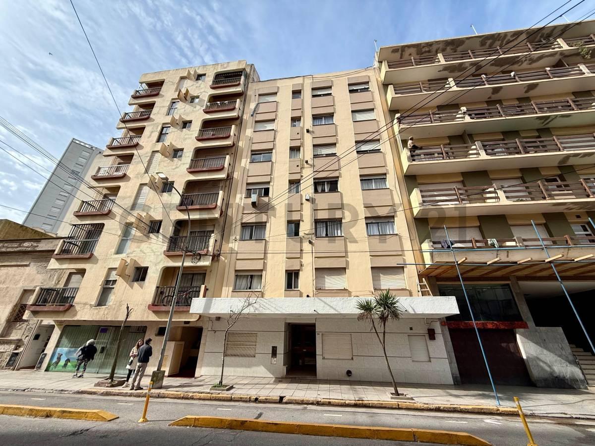 Departamento de 2 ambientes ubicado en el tradicional barrio La Perla, a tan solo dos cuadras del mar.