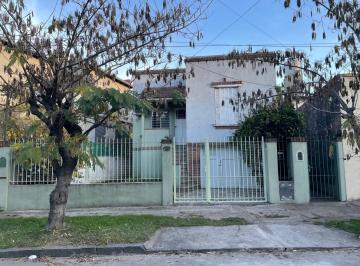 Casa · 60m² · 3 Ambientes · 1 Cochera · Casa 3 Amb en Tigre Residencial con Jardin Enorme! Mucho Pontencial!