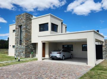 Casa de 6 ambientes, Brandsen · Casa Premium en Area 60 – 4 Hab, Lote 1900 m², Golf y Amenities