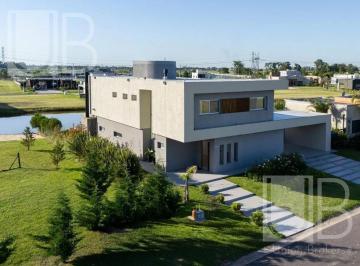 Casa · 798m² · 4 Ambientes · 2 Cocheras · Casa La Alameda Canning 270 m