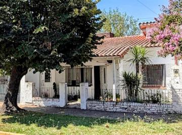 Casa · 120m² · 4 Ambientes · 2 Cocheras · Casa 4 Ambientes en Venta Banfield con Jardín