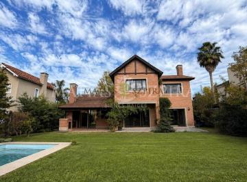 Casa · 157m² · 5 Ambientes · 2 Cocheras · Venta de Casa 5 Ambientes en Parque Leloir, Ituzaingó