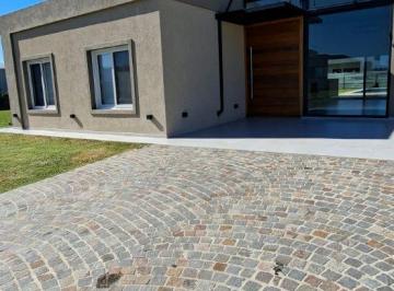 Casa de 4 ambientes, Ezeiza · Casa en Venta en El Barrio San Felipe. Canning