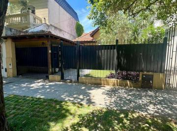 Casa · 205m² · 5 Ambientes · 1 Cochera · Venta Chalet. Banfield, Lote de 8.66 por 33 m