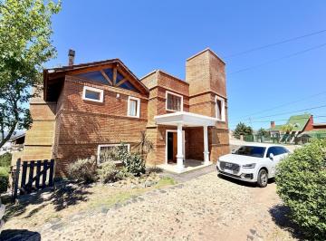 Casa · 669m² · 10 Ambientes · 4 Cocheras · Casa de Categoria en Alquiler Anual - 4 Dorm.