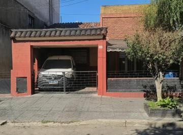 Casa · 214m² · 7 Dormitorios · 1 Cochera · Casa en Villa Lynch
