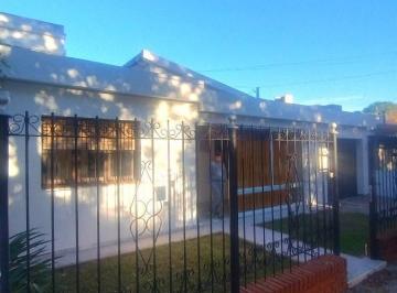 Casa · 175m² · 4 Ambientes · 2 Cocheras · Casa en Venta en Santa Cecilia | 300 m² de Terreno, 2 Dorm., Garage Doble y Patio con Asador
