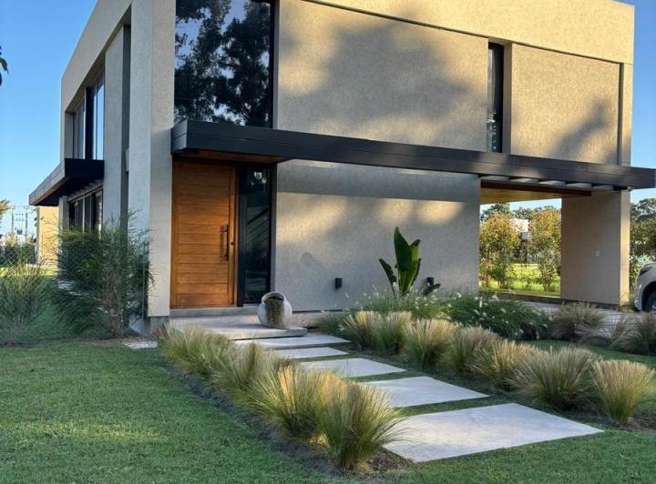 Casa · 250m² · 5 Ambientes · 3 Cocheras