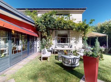 JARDIN CASA EN ABRIL CLUB DE CAMPO, HUDSON · Casa en Venta | Abril Club de Campo