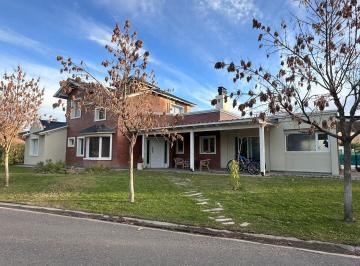 Casa · 210m² · 5 Ambientes · Casa en Venta en Comahue Golf Club, Neuquén Capital