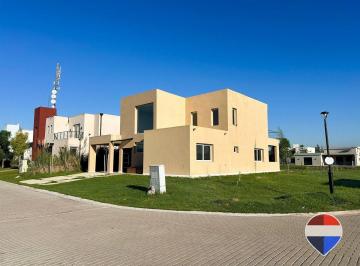 Casa · 233m² · 4 Ambientes · 2 Cocheras · Casa a Estrenar 4 Ambientes en Horizontes Al Sur