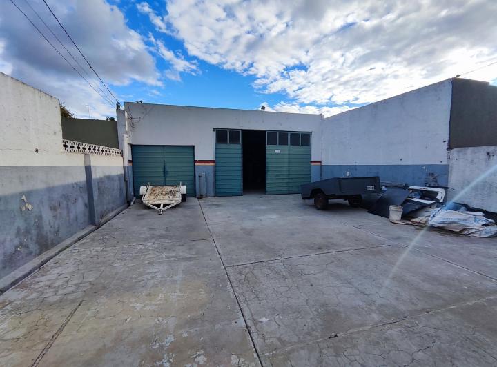 Casa · 400m² · 2 Dormitorios · 1 Cochera
