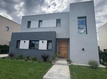Casa · 170m² · 5 Ambientes · 3 Cocheras · Casa - Santa Elena