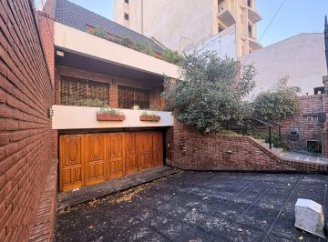 Casa · 218m² · 4 Ambientes · 2 Cocheras · Casa Chalet 4 Amb Venta Caseros Cochera Parque