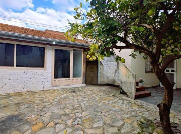 Casa · 77m² · 4 Ambientes · 2 Cocheras · Casa Venta 3/4 Amb Caseros Quincho/garage Terraza