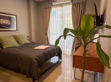 Vista de la cama de dos plazas con escritorio. · Estudio Boutique (Alquiler Temporal Mínimo Dos Noches)