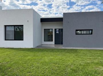 Casa · 107m² · 4 Ambientes · 2 Cocheras · Casa en Venta en Barrio Privado San Ramon, Pilar del Este Al 1000