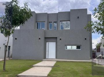 Casa · 190m² · 4 Ambientes · 2 Cocheras · Casa en Venta en Barrio Privado Santa Elisa, Pilar del Este. 1000