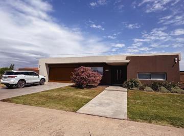Casa · 329m² · 8 Ambientes · 1 Cochera · Casa de Categoría en Village del Brigadier – Entorno Natural y Perfil Exclusivo