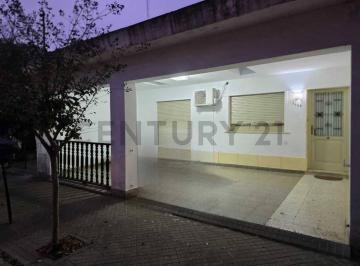 Casa · 127m² · 4 Ambientes · 2 Cocheras · En Venta! 2 Dorm. - Dependencias - Cochera - Patio - Cañada de Gómez