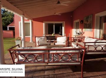 Casa · 236m² · 7 Ambientes · 2 Cocheras · Venta Casa 5 Dorm Las Araucarias - Pilar