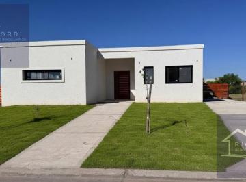 Casa · 150m² · 5 Ambientes · 2 Cocheras · Casa en Venta en Barrio Privado Santa Elisa, Pilar del Este.
