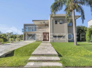 Casa · 467m² · Casa en Venta en Los Pilares de Primer Nivel, Amoblada y Equipada