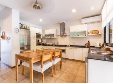 Casa · 216m² · 7 Ambientes · 1 Cochera · Venta - Casa de 3 Dorm. Comodín con Cochera y Jardín con Pileta - Barrio Refinerías