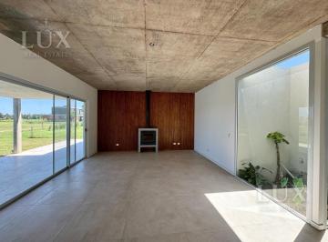 Casa · 729m² · 4 Ambientes · Casa en Alquilar Anual Una Planta con Tres Habitaciones