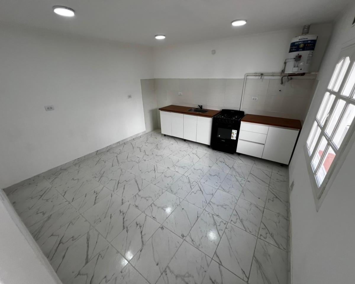 Ph de 2 ambientes al fondo, totalmente reciclado, con amplio patio propio