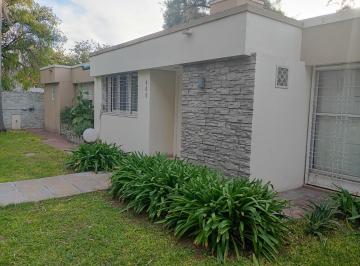 Casa · 180m² · 4 Ambientes · 2 Cocheras · Casa en Venta en Monte Grande con Amplio Lote