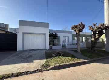 Casa · 93m² · 5 Ambientes · 1 Cochera · Venta Casa 5 Amb Centro Rodriguez Cochera/jardín Trasero y Delantero /parrilla