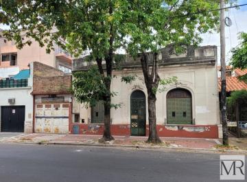 Casa · 223m² · 5 Ambientes · 3 Cocheras · Casa a Refaccionar con Gran Cochera Sobre Dos Lotes Propios! Lanus Centro Gran Oportunidad.