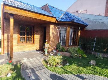 Casa · 88m² · 3 Ambientes · 4 Cocheras · Venta de Casa con Amplio Terreno