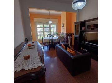 Casa · 115m² · 3 Ambientes · 2 Cocheras · Venta de Casa 3 Ambientes en Villa Luzuriaga