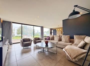Casa · 211m² · 4 Ambientes · 2 Cocheras · Casa en Arenas del Sur